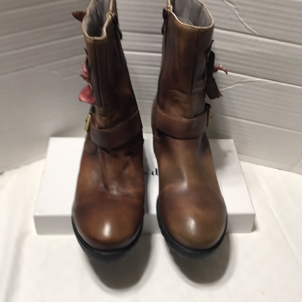 Socofy leather boots with rubber sole and side zipper. EUC